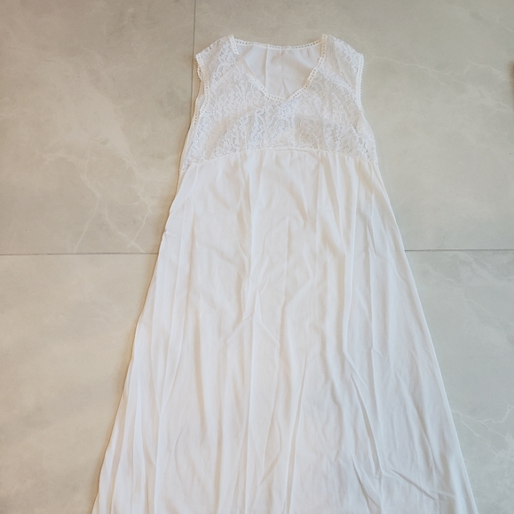 Brand new Women's Italian Size 4 Lingerie- robe, 2 nightgowns and a garter band - Picture 2 of 9